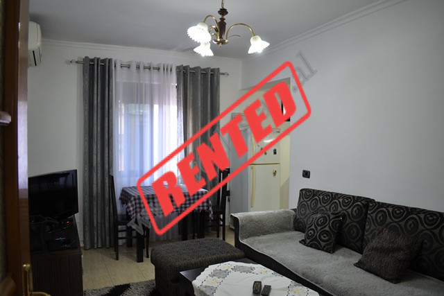 Apartament 2+1 per qira ne rrugen Asim Vokshi ne Tirane.
Apartamenti pozicionohet ne katin e peste,